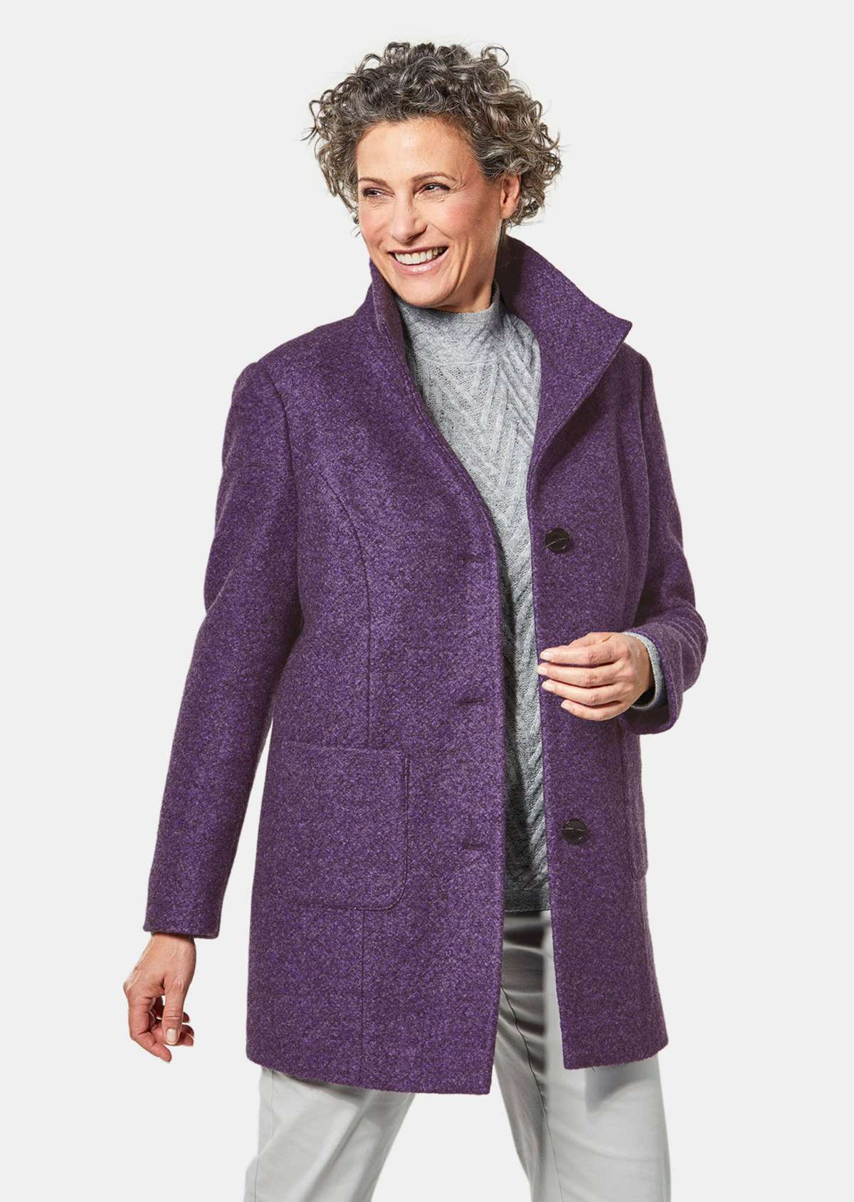 Пышное шерстяное пальто в современном стиле.