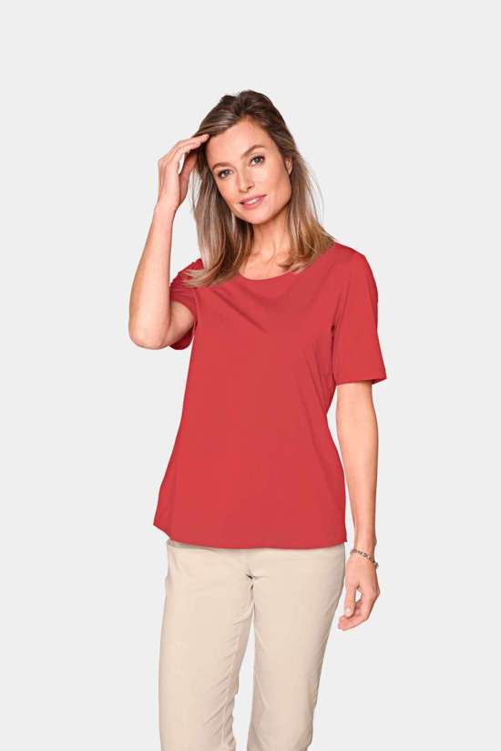 Аккуратная рубашка из стабильного материала.