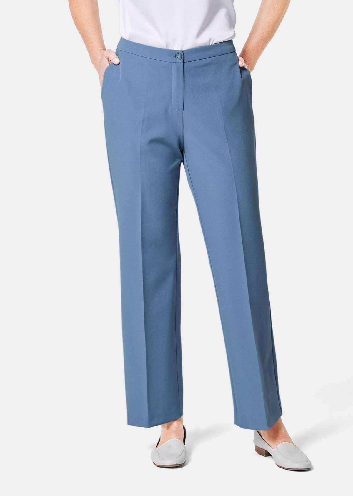 Элегантные брюки со слегка более широкими штанинами.
