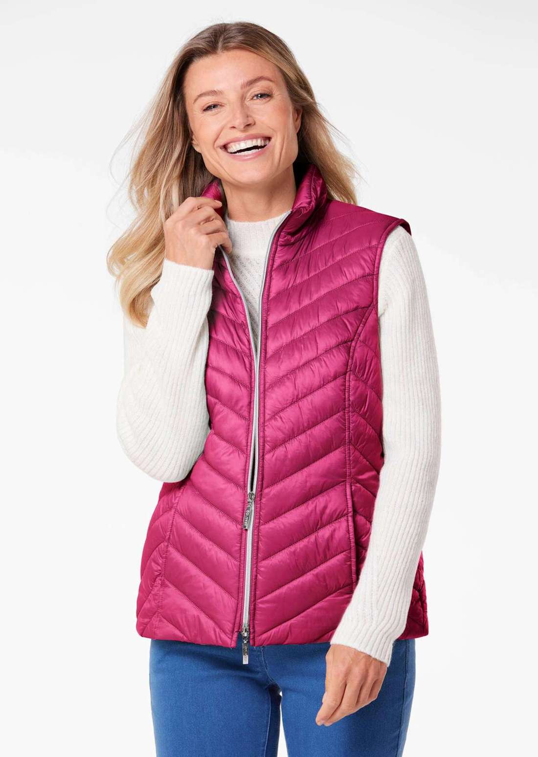 Подчеркивающий фигуру жилет с легкой подкладкой.