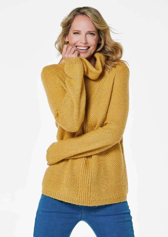 Вязаный свитер с интересной структурой и блестящей пряжей.