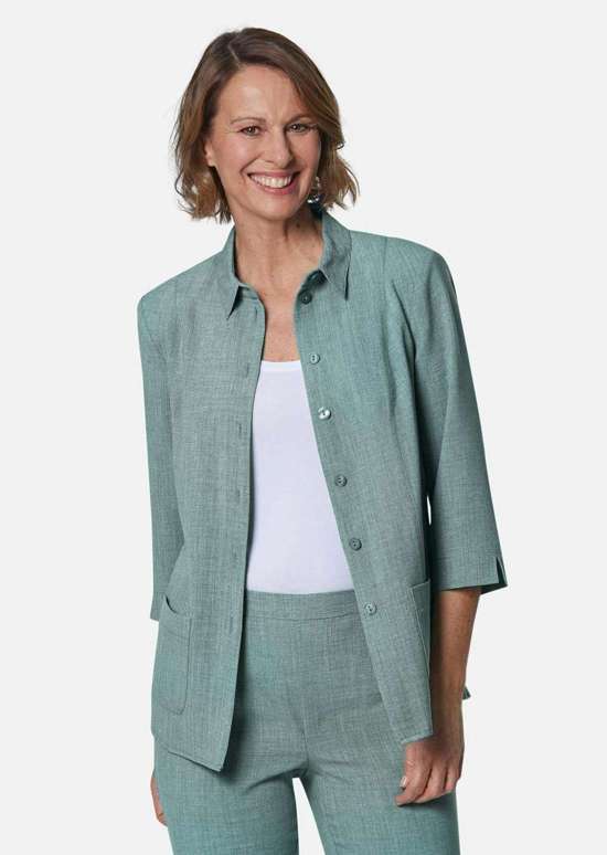 Легкий брючный костюм льняного цвета.