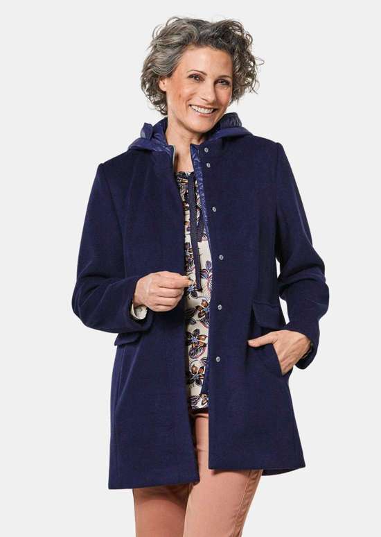 Пышное шерстяное пальто в современном стиле.