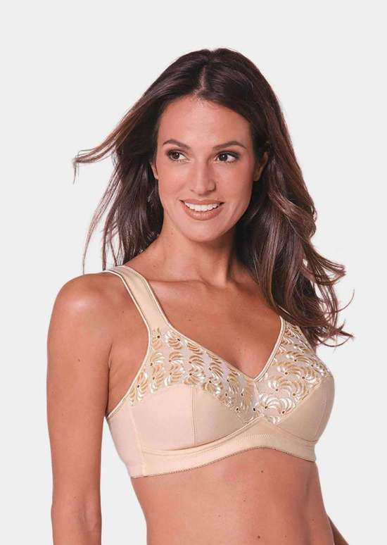 Рельефный бюстгальтер на широких бретелях.