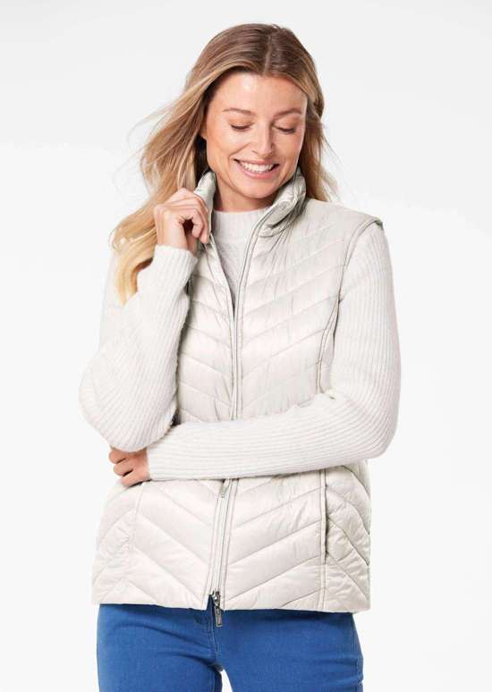 Подчеркивающий фигуру жилет с легкой подкладкой.