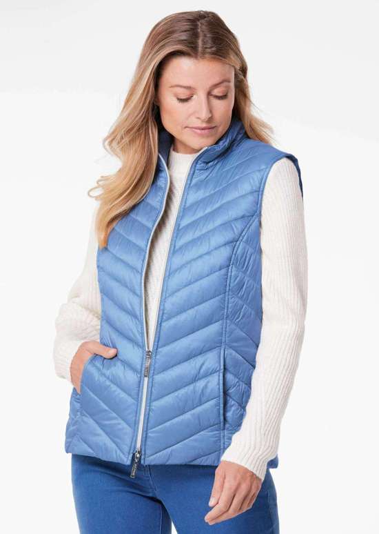 Подчеркивающий фигуру жилет с легкой подкладкой.