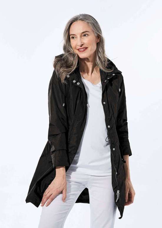 Модная легкая парка-дождевик из функционального материала.