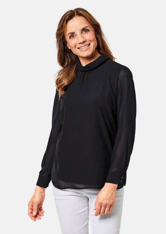 Подчеркивающая фигуру блузка-комбинация с модным воротником.