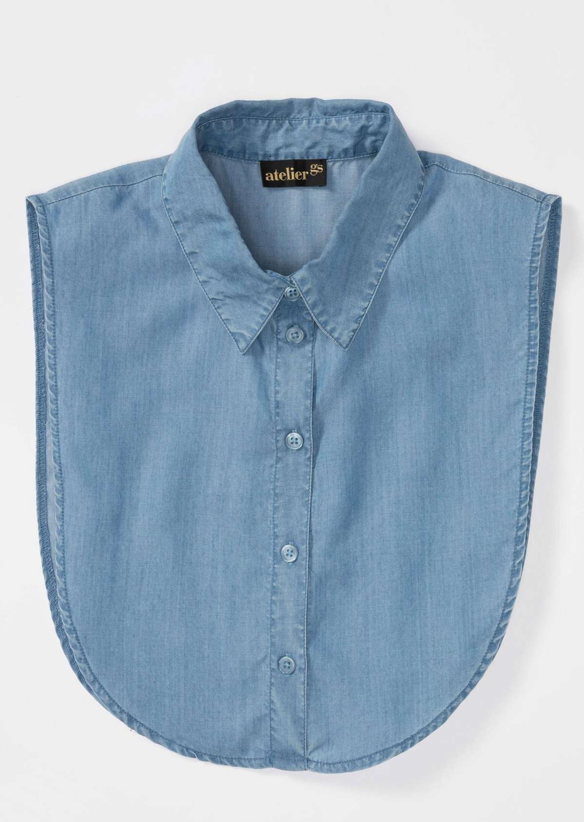 Модная блузка-воротник в джинсовом образе