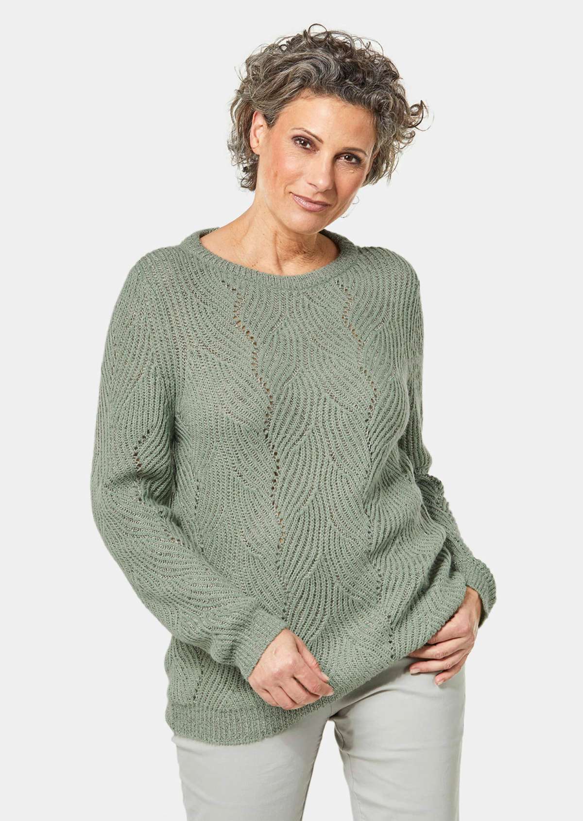 Пуловер с ребристым узором и деталями ажурной формы.
