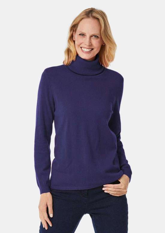 Модный свитер с высоким воротником