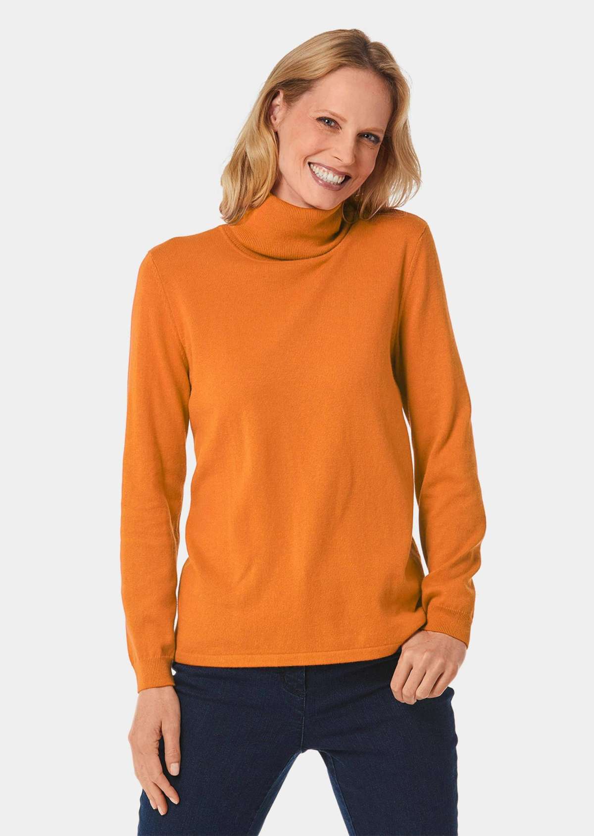 Модный свитер с высоким воротником