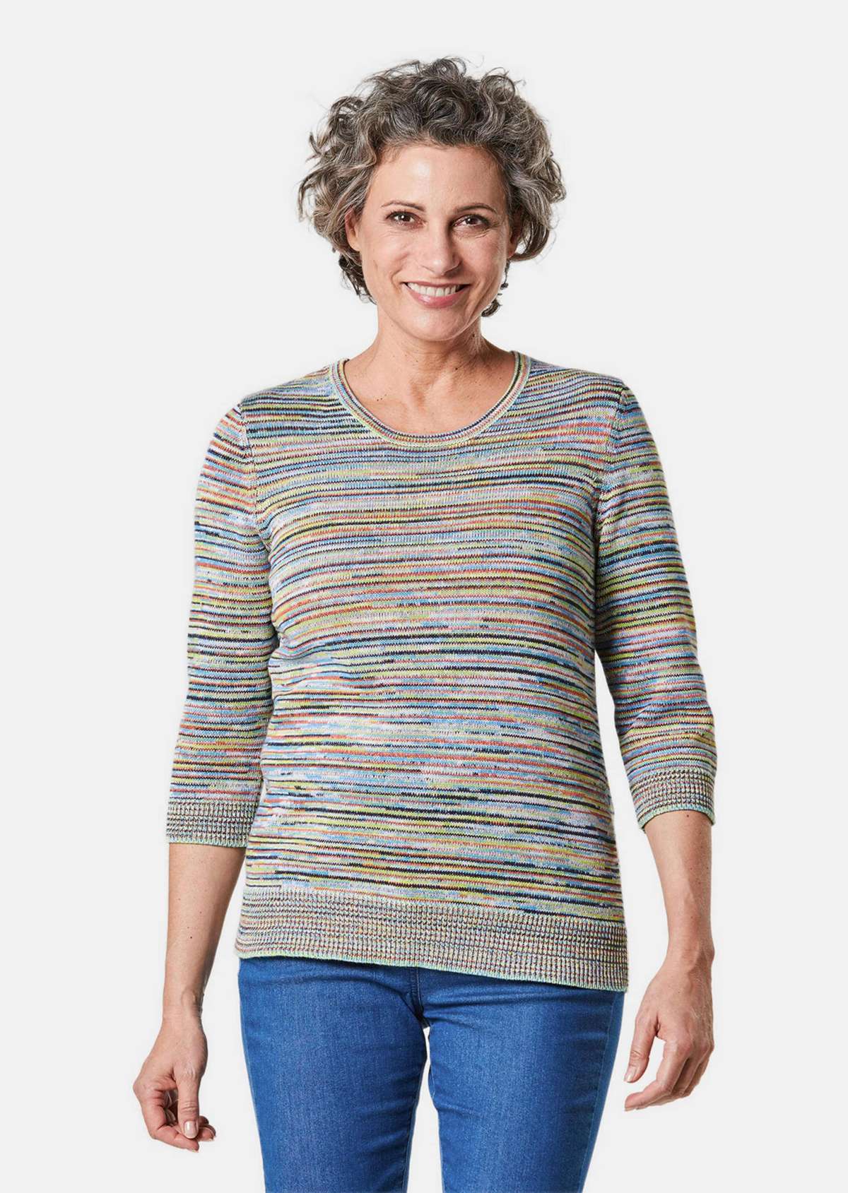 Комбинированный свитер в разноцветную полоску.
