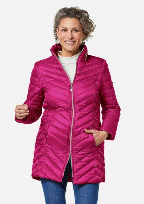 Подчеркивающая фигуру легкая длинная стеганая куртка