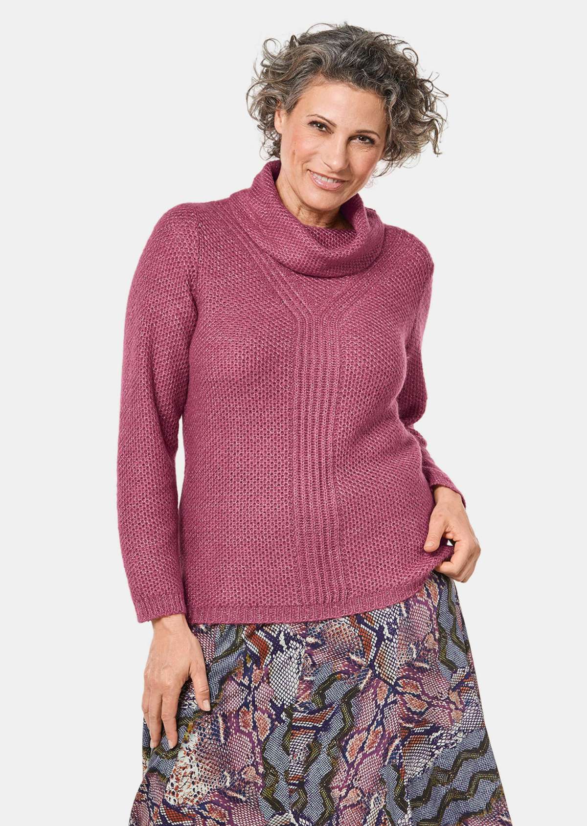 Вязаный свитер с интересной структурой и блестящей пряжей.