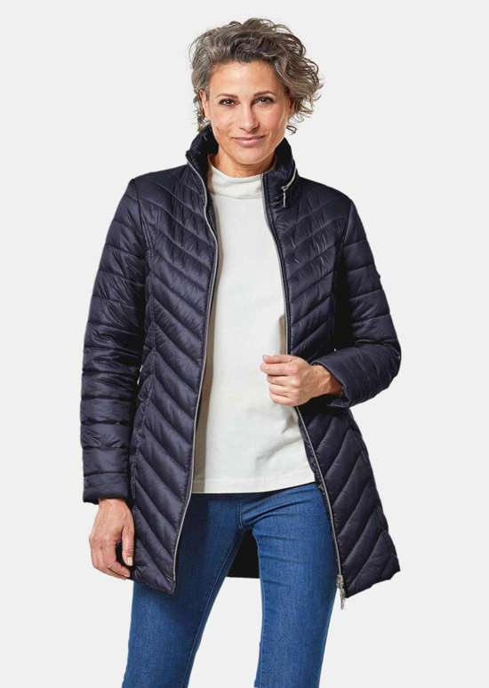 Подчеркивающая фигуру легкая длинная стеганая куртка