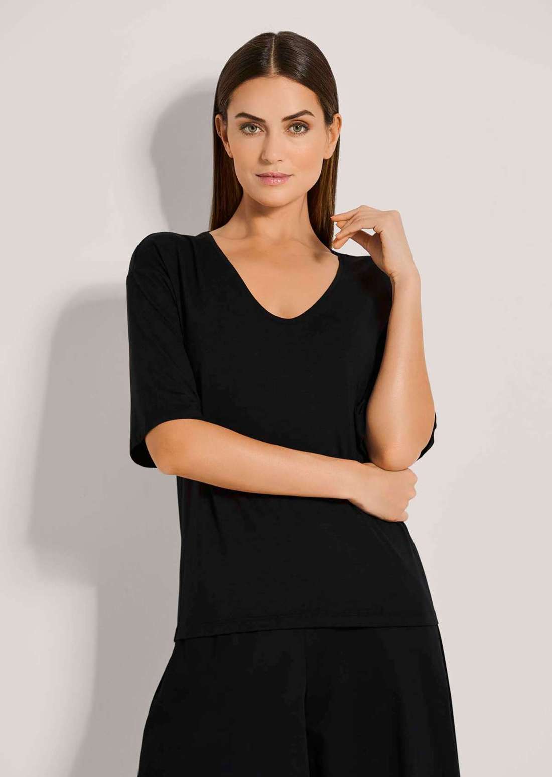 Рубашка с короткими рукавами и V-образным вырезом