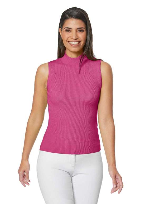 Свитер без рукавов рельефной вязки с воротником стойкой.