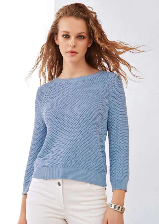 Свитер из ленточной пряжи с модными рукавами 3/4.