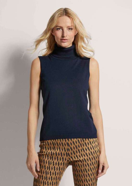 Свитер без рукавов с высоким воротником
