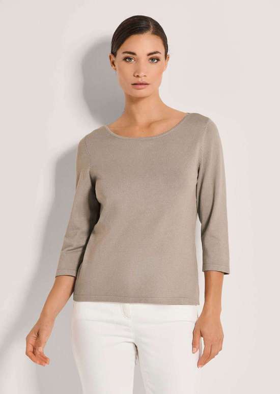 Вязаный свитер с вырезом лодочкой.