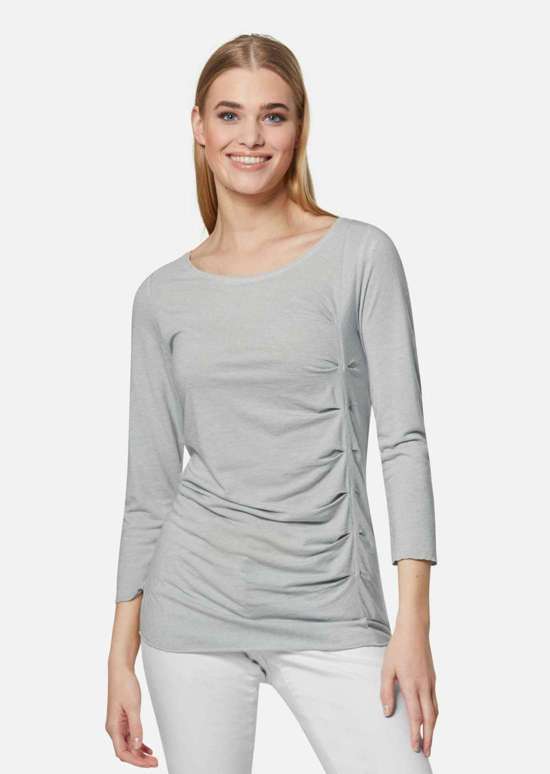 Рубашка с рукавами 3/4 и вырезом-лодочкой.