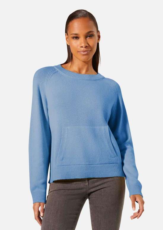 Свитер с круглым вырезом и карманами-кенгуру.