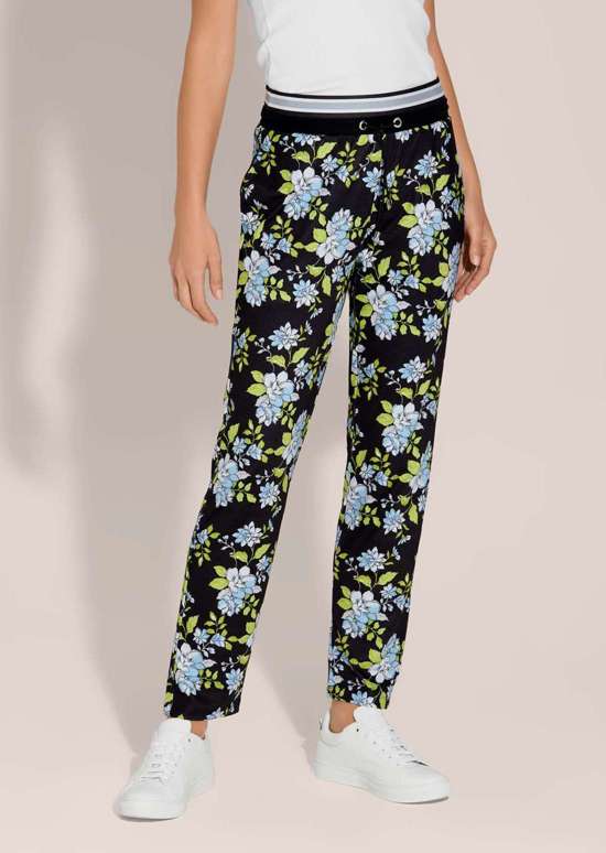 Спортивные брюки с комфортным поясом контрастного цвета.