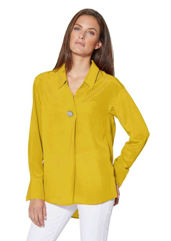 Шелковая блузка с элегантной декоративной пуговицей.