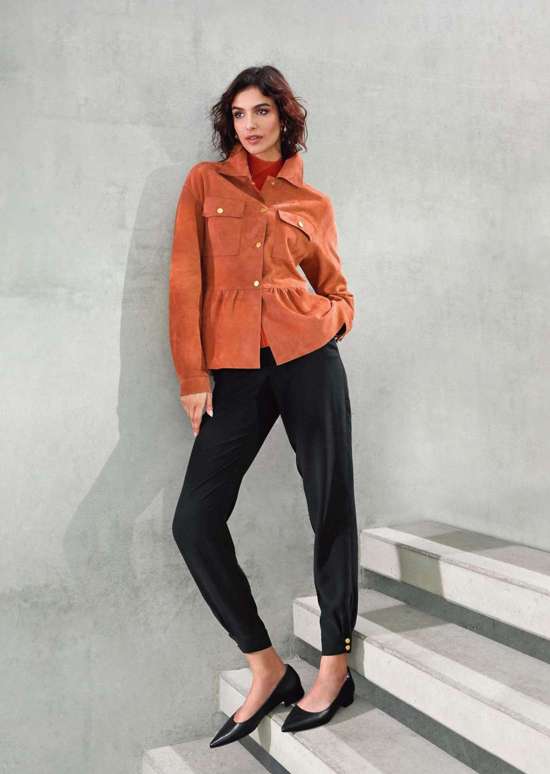 Узкие брюки с модными манжетами по краю.