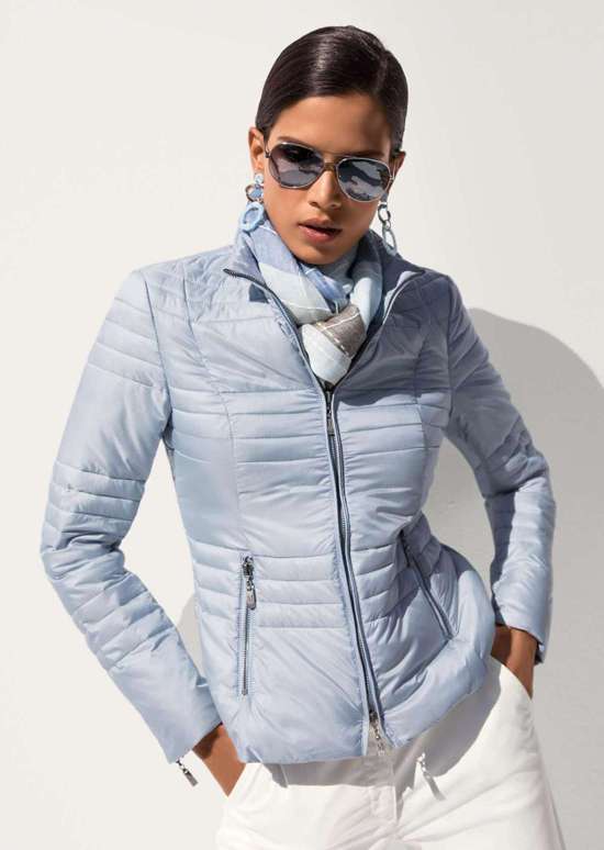 Легкая стеганая куртка с воротником стойкой.