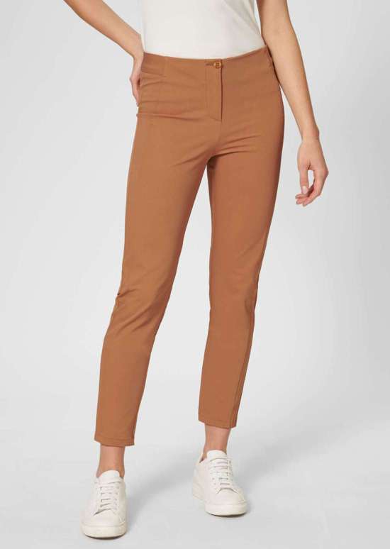 Узкие брюки из технострейча приталенного кроя.