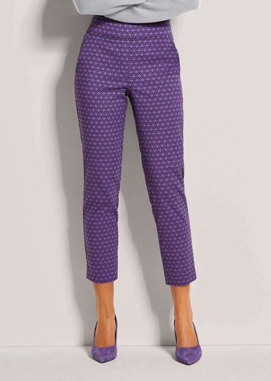 Удобные брюки прямого кроя на застежке.