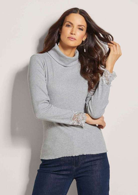 Рубашка-водолазка с кружевом на руке