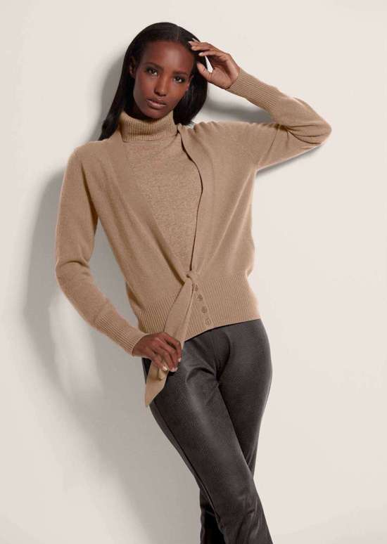 Кашемировый кардиган с глубоким V-образным вырезом и завязкой.