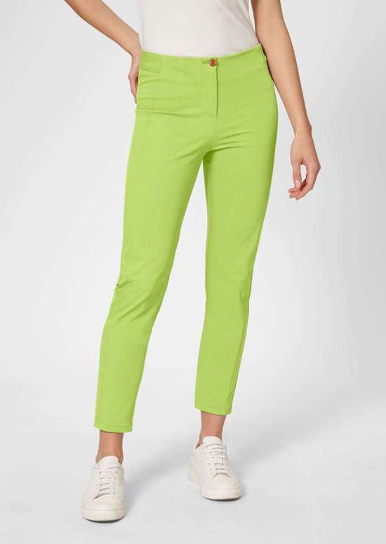 Узкие брюки из технострейча приталенного кроя.