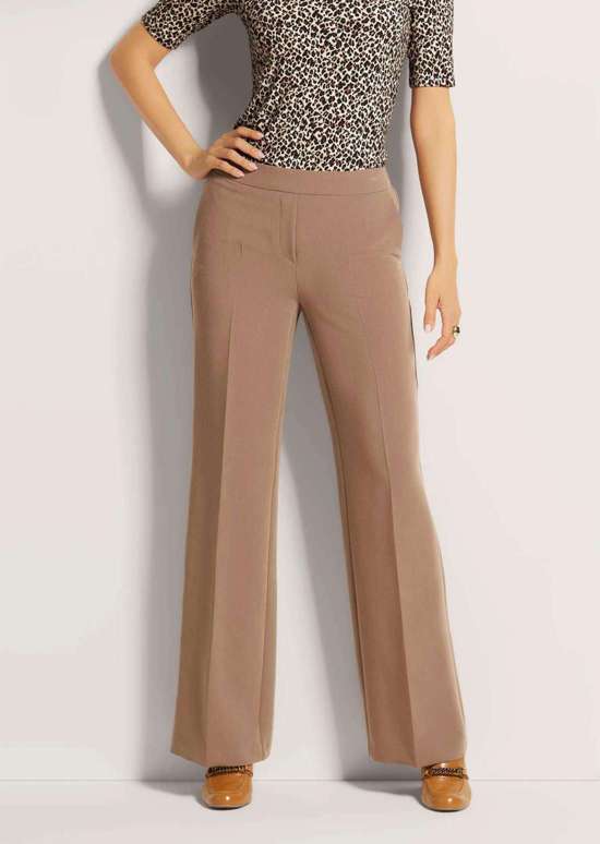 Широкие брюки без застежки с прижатыми складками.