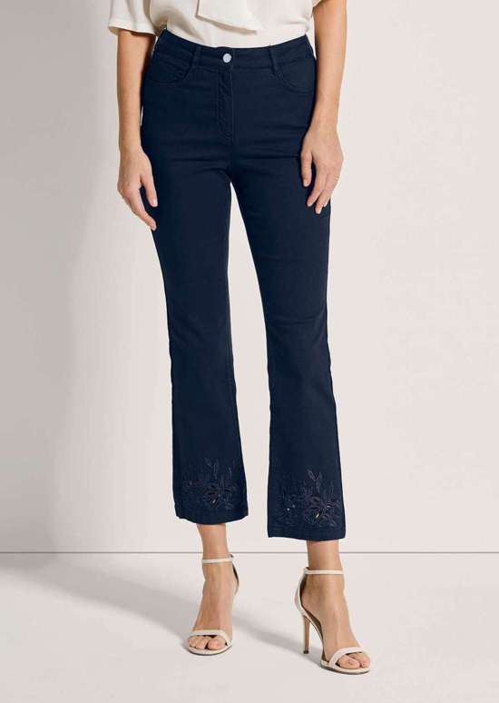 Слегка расклешенные джинсы