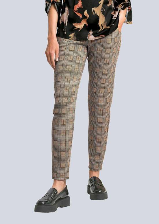 Брюки в клетку по всей поверхности.