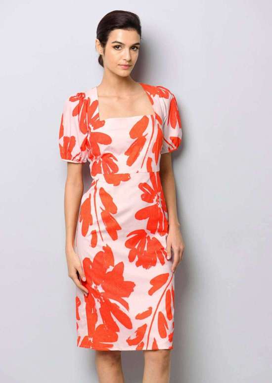 Платье с аккуратным вырезом