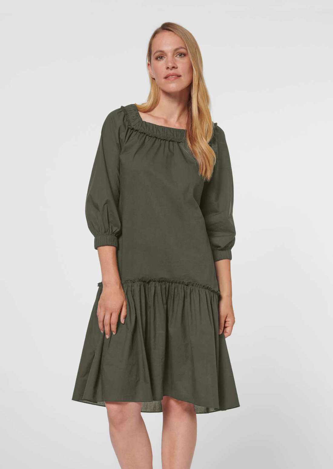 Платье с рукавами 3/4 и воланами.