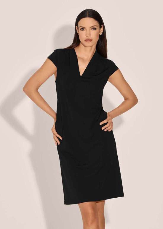 Платье-футляр с V-образным вырезом и короткими рукавами