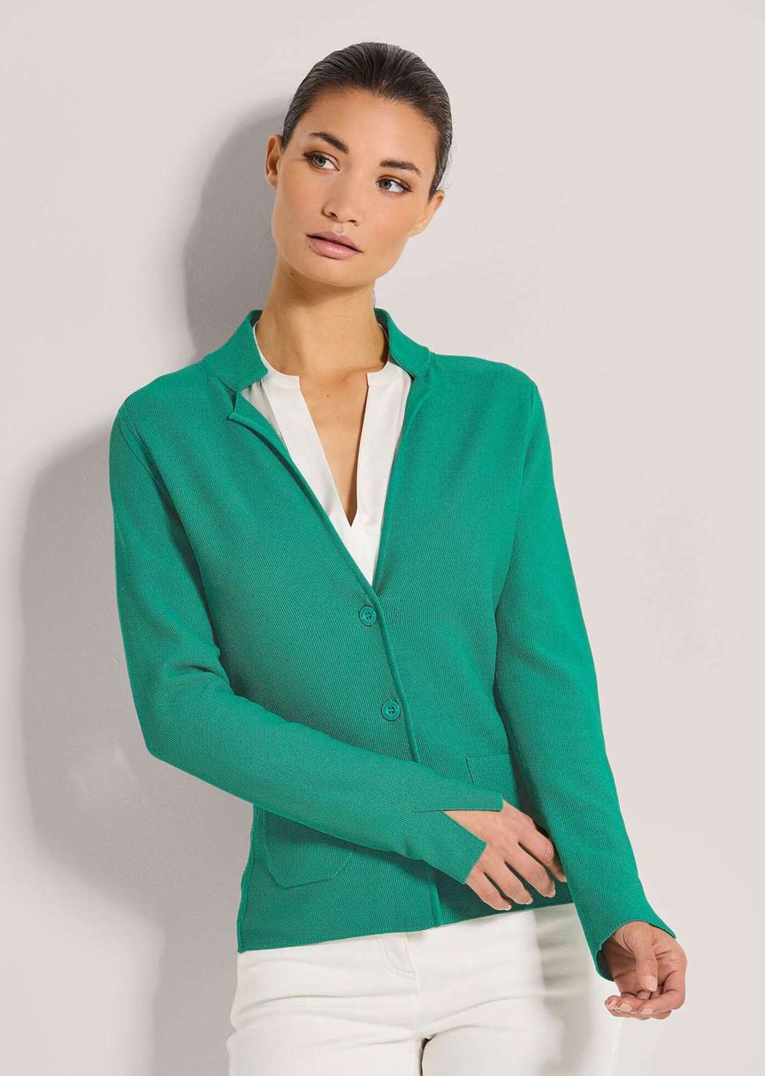 Тонкий вязаный пиджак с длинными рукавами