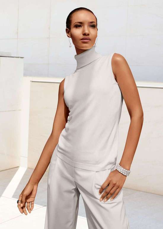 Свитер без рукавов с высоким воротником