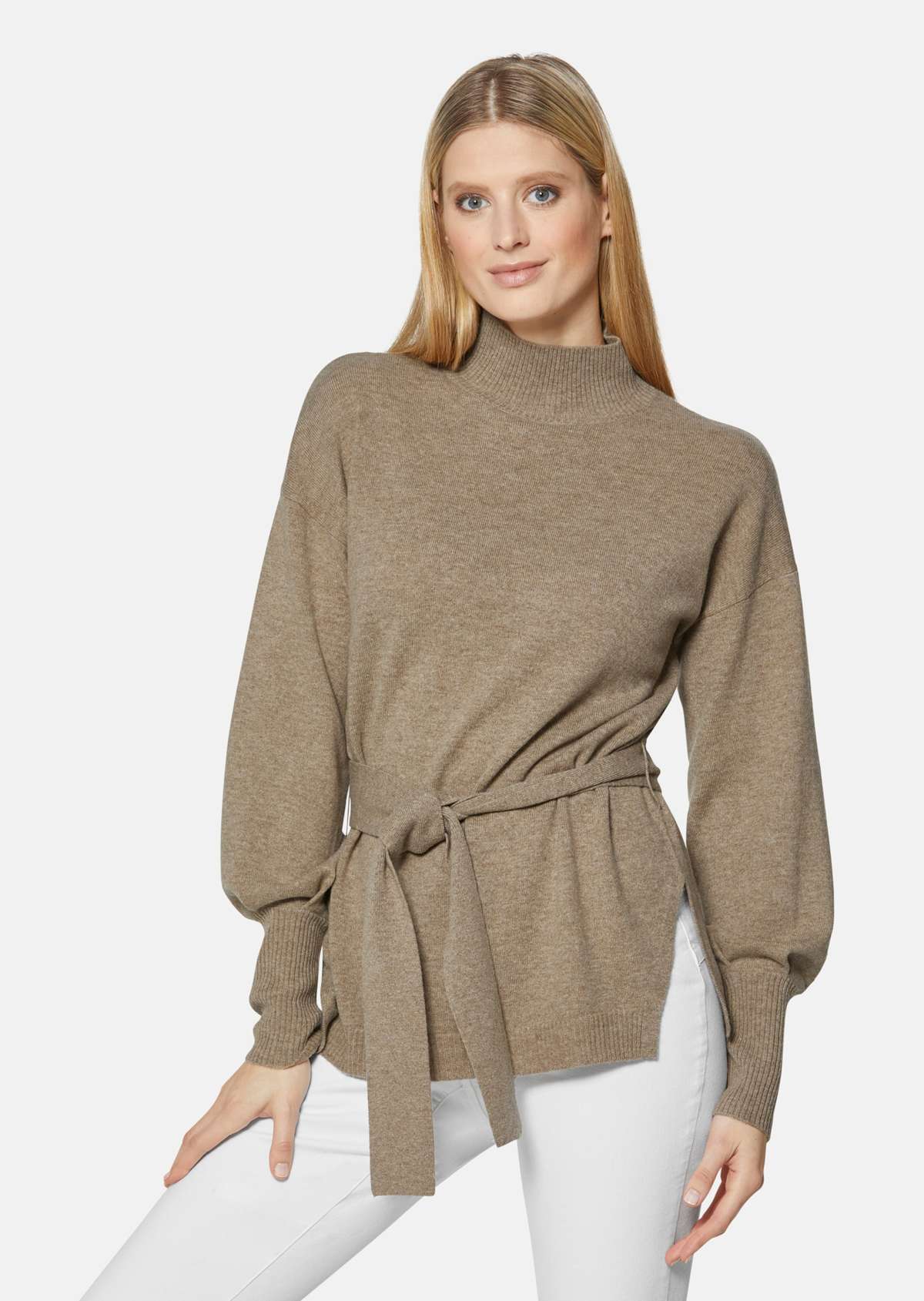 Пуловер с длинными рукавами слоновой кости и поясом.