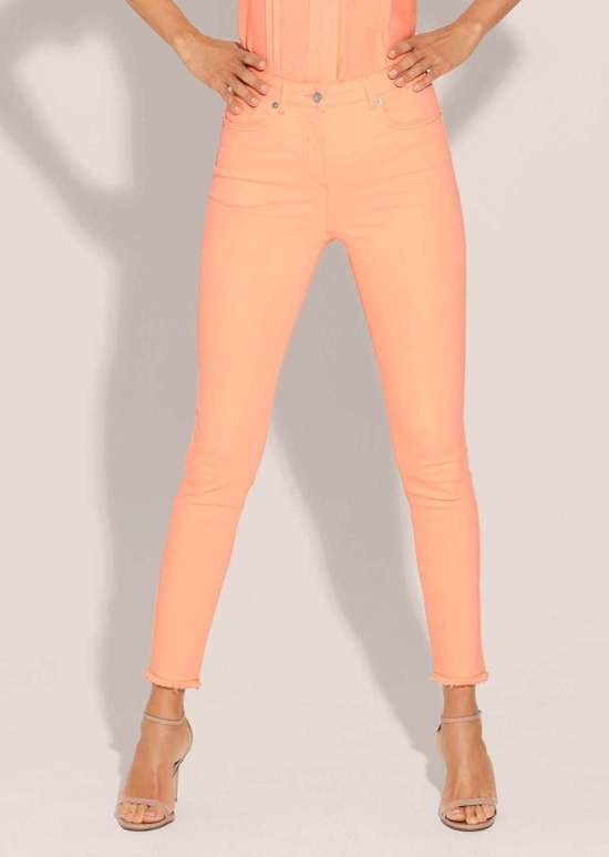 Джинсы с тонкой бахромой по краю