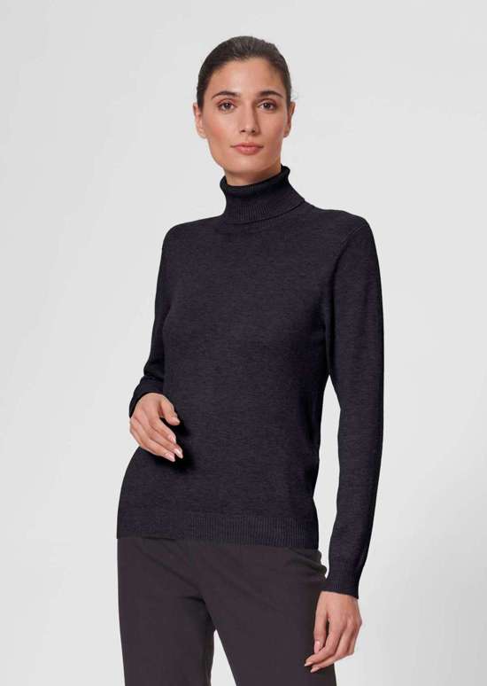 Облегающий фигуру свитер тонкой вязки