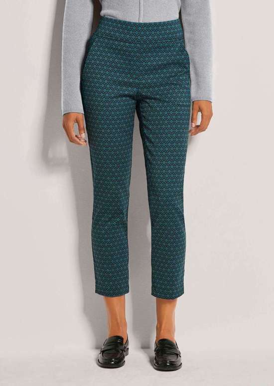 Удобные брюки прямого кроя на застежке.