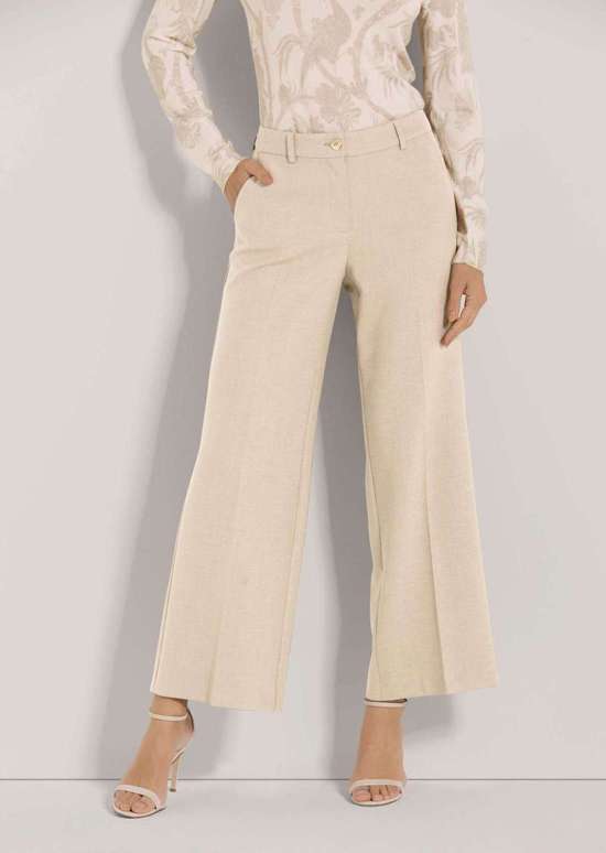 Широкие брюки с зажатыми складками.