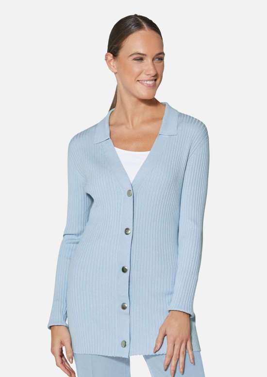 Простой кардиган длинного вида.